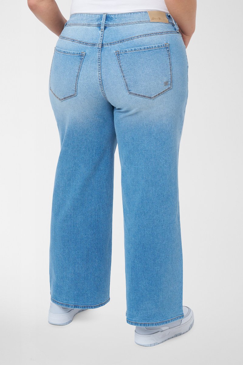 Loose Fit Sneaker Jean at Seven7 Jeans