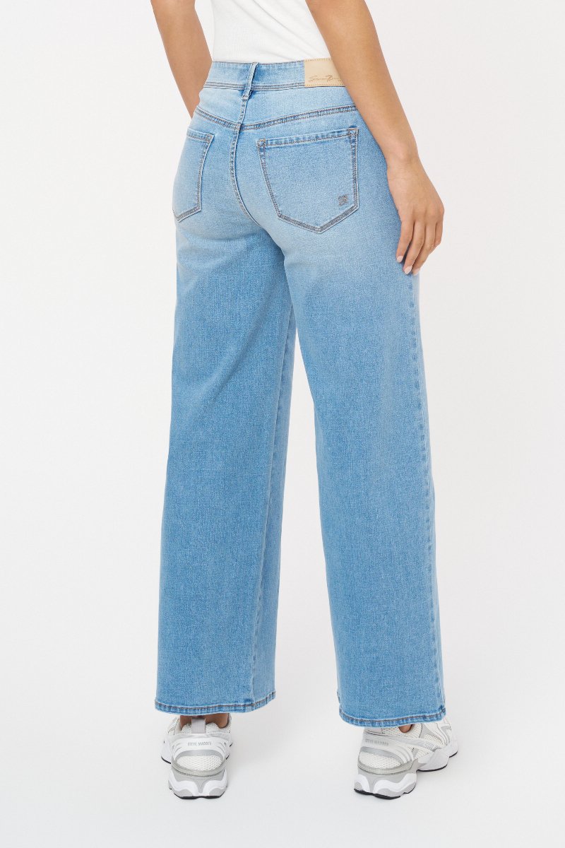 Loose Fit Sneaker Jean at Seven7 Jeans